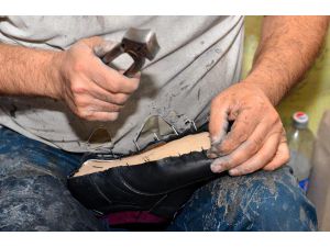 15 Metrekarelik Dükkanda 33 Yıldır Ayakkabı Yapıyor