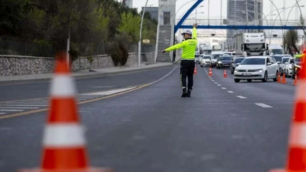 İstanbul'da Yaşayanlar Dikkat! 15 Temmuz Şehitler Köprüsü ve Bağlantı Yolları 12 Saat Trafiğe Kapanıyor (İşte Kapalı Yollar)
