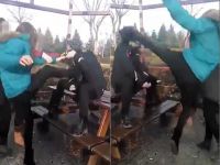 Kız Öğrencinin Uçan Tekmesi Cep Telefonuyla Görüntülendi