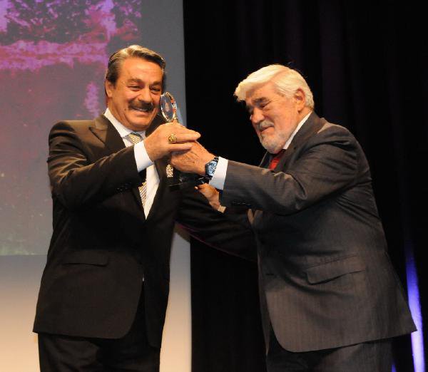 Almanya’da Kadir İnanır’a Onur Ödülü Verildi