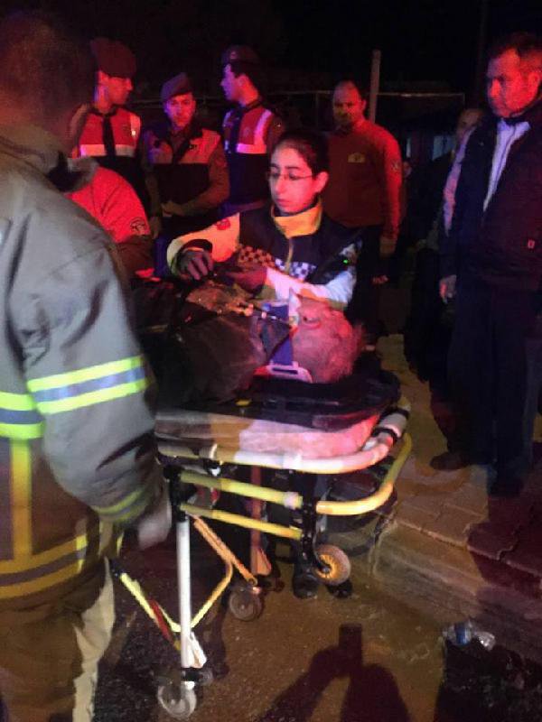 Park Halindeki TIR'a Çarpan Araçta 1 Ölü, 4 Yaralı Var