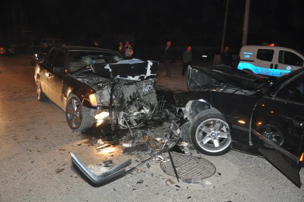 2 Otomobil Kafa Kafaya Çarpıştı: 5 Yaralı