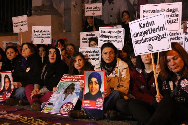 Kadınlar, 8 Mart Dünya Kadınlar Gününü Gece Yarısı Sokakta Kutladı