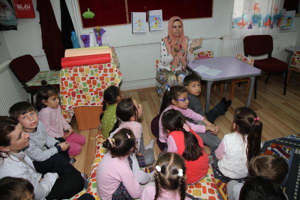 Veliler, Sınıflarda Masal Anlatıyor, Öğrenciler İlgiyle Dinliyor