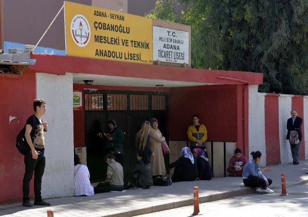 Öğrenciler Okulda, Aileleri Dışarıda Ter Döktü