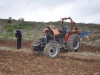 Tarlada Devrilen Traktörün Altında Kalan Çiftçi Öldü
