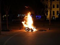 Alkollü Olarak Polise Yakalanan Sürücü Motosikletini Ateşe Verdi