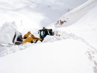 Kar Temizlemesi Yapan Kepçenin Üzerine Çığ Düştü
