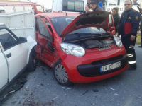 İki Otomobil Çarpıştı: 5 Kişi Yaralandı