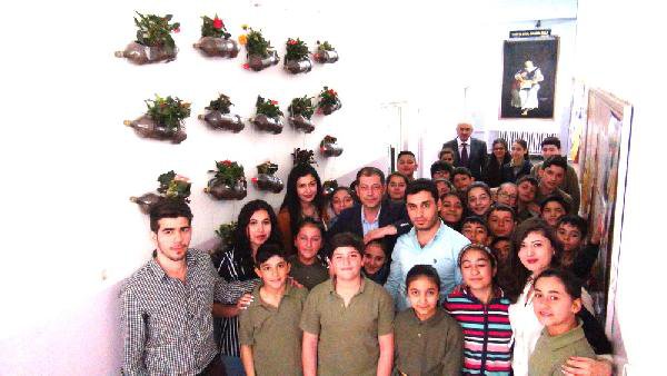 PET ŞİŞELERLE OKULU ÇİÇEK BAHÇESİNE DÖNÜŞTÜRDÜLER