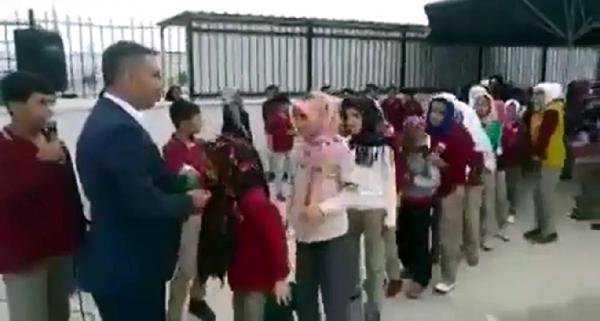 Öğrencilere Okulda Sakal-ı Şerif Öptürülmesi Tartışmalara Sebep Oldu