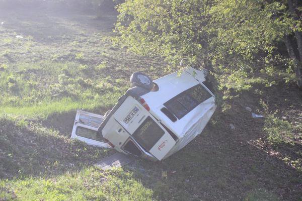 Havza'da Servis Minibüsü Kaza Yaptı 11 Öğrenci Yaralandı