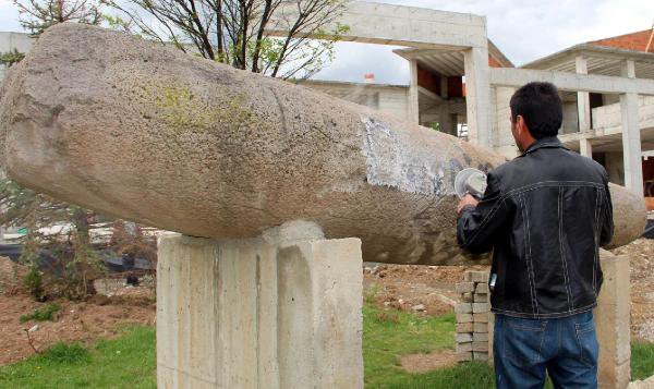 10 Bin Yıllık Dikili Taştaki Boyayı Spiral Makine İle Kazıdılar