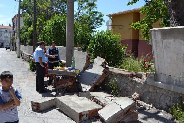 Yıkılan Okul Duvarı Herkesi Korkuttu