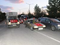 ŞEHİT ASTSUBAYIN BABA EVİ ÖNÜNDE SAYGI DURUŞU