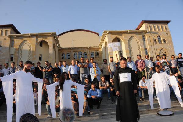 Hakkari İçin Tiyatrolu Eylem Yaptılar