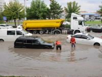 Yağmurda Mahsur Kalan Araçları AKUT Ekipleri Kurtardı
