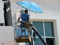 İnşaatta Plaj Şemsiyeli Havadar Çalışma