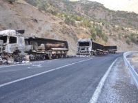 Hakkari'de Pkk'lılar Bir Maden Ocağına Ait 3 Tır'ı Ateşe Verdi