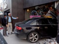 Fren Yerine Gaza Basınca Otomobil İle Mağazaya Daldı