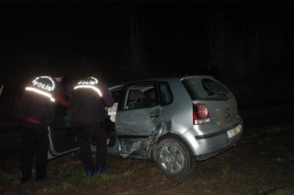 Polisin Otomobilini Çalan Hırsızlar, Kaza Yapınca Yakalandı