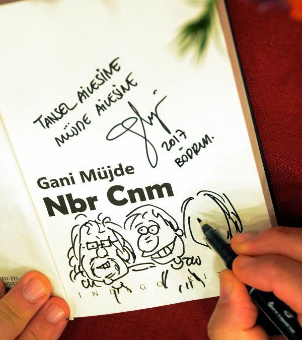 Gani Müjde, İmzaladığı Kitabına Okurunun Karikatürünü De Çizdi