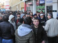 İşkur Önünde Geceden Kuyruğa Girenler Sabah 'Başvuru Ertelendi' Denince Şoke Oldu