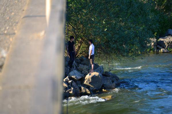 Köprü Ayaklarında Mahsur Kalan 2 Genci İtfaiye Kurtardı