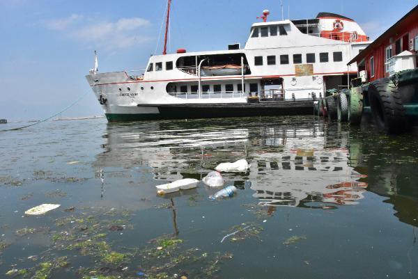 İzmir Kordondaki Denizin Kirliliği Vatandaşı Çileden Çıkardı