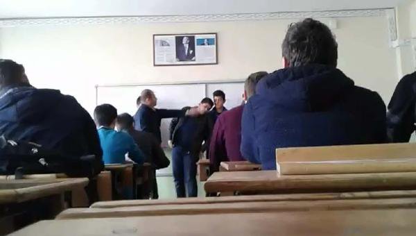 Öğretmen Öğrencilere Sıra Dayağı Çekti