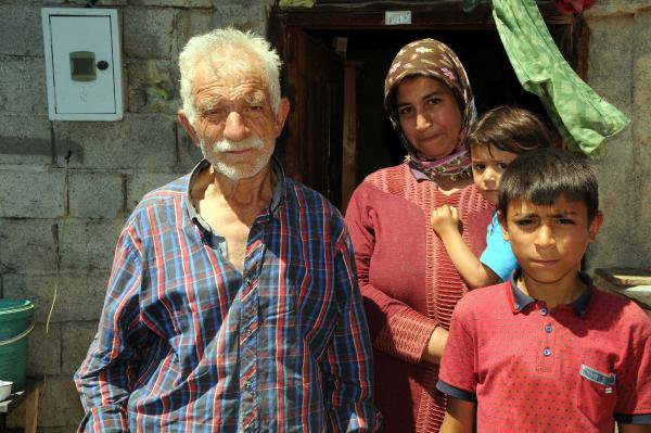 4 Kişilik Aile, Tek Odalı Evlerinde Hayat Mücadelesi Veriyor