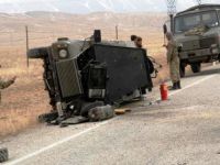 Hakkari'de askeri araç devrildi, yaralılar var.