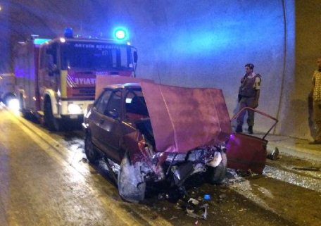 Artvin'de İki Otomobil Tünelde Çarpıştı: 2 Ölü, 1 Yaralı