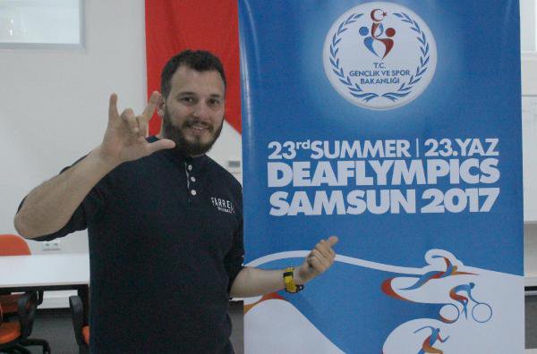 İşitme Engelli Genç Gönüllülere İşaret Dili Eğitimi Veriyor