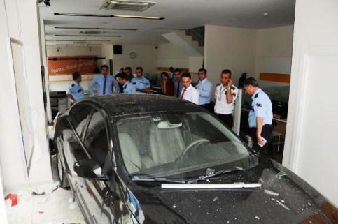 Acemi otoparkçı aracı bankaya park etti.