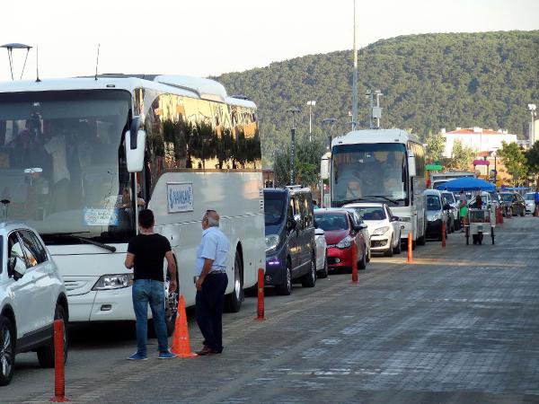 Çanakkale'de 2 Kilometrelik Araç Kuyruğu Oluştu