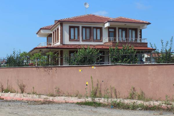 Eski Başkanın Evine Kalaşnikoflu Saldırı