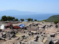 Assos'ta 2 Bin Yıllık Bronz Kalem ve Kemik Zar Bulundu