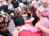 Şehidin eşi tabuta sarıldı...