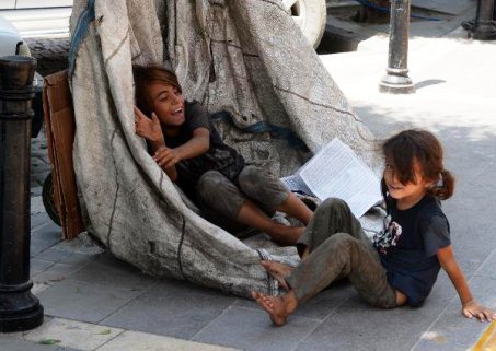 Atık Toplayan Çocukların Neşeli Molası