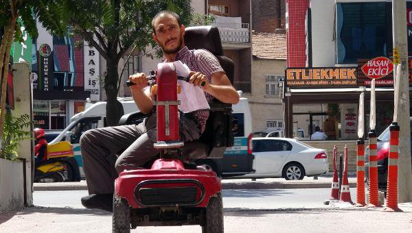 Bedensel Engellinin Cep Telefonunu Alıp Kaçtı