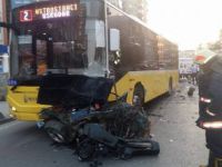 Kadıköy'de Otomobil Belediye Otobüsünün Altına Girdi Ölü ve Yaralılar Var