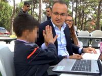 Bayramiçli Öğrenci Laptop Hediyesini Alırken, Okul Müdürü de İntihara Kalkıştı