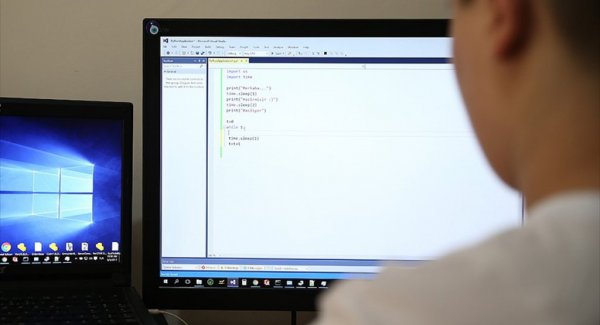 Çocuklara 'Gönüllü' Kodlama Eğitimi Veriyorlar