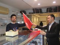 ÜLKÜ OCAKLARI KAHRAMANMARAŞ’TA ESNAFA TÜRK BAYRAĞI DAĞITTI