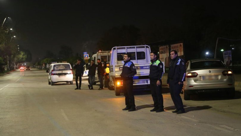 Adana'da afiş asma arbedesi yaşandı