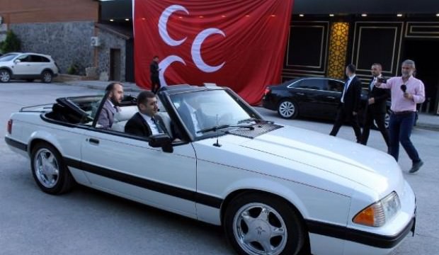Bahçeli'nin hediye ettiği eski model otomobil Kayseri'de!