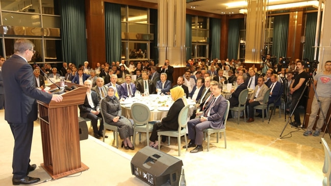 Davutoğlu'nun iftar yemeğinde dikkat çeken isim...