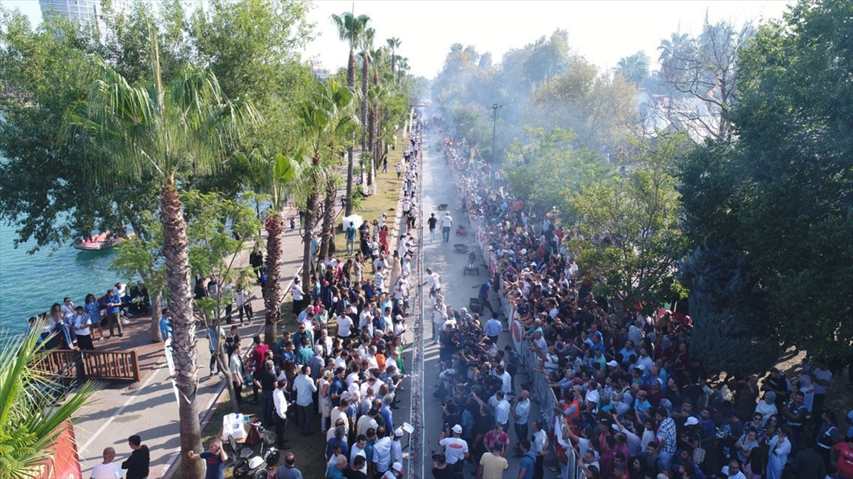 Adana'da 'Tek Şişte Et Pişirme' Rekoru Kırıldı