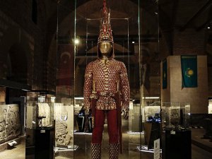 'Altın Elbiseli Adam'ın Türkiye Yolculuğu Sona Eriyor